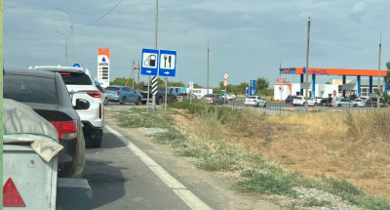 Очередь на АЗС в Дубровке 05.09.26. Скриншот фото из чата «Где бензин, Волгоград» https://t.me/benzinvlg/11530. Очередь на АЗС в Дубровке 05.09.26. Скриншот фото из чата «Где бензин, Волгоград» https://t.me/benzinvlg/11530.