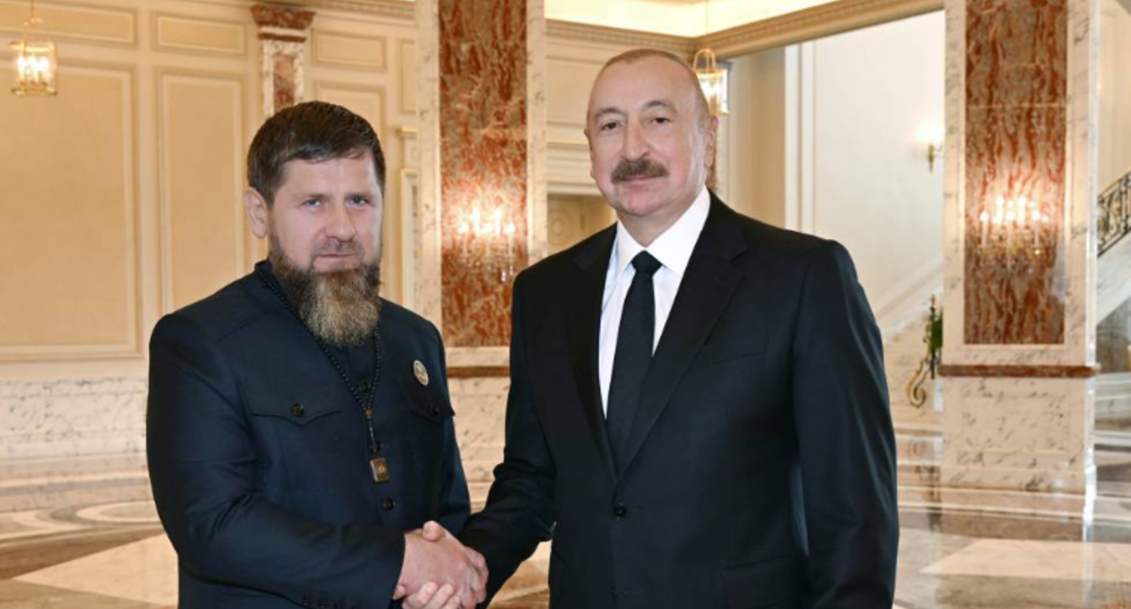 Рамзан Кадыров (слева) и Ильхам Алиев. Скриншот фото от 10.10.26, https://president.az/ru/articles/view/73828 Рамзан Кадыров (слева) и Ильхам Алиев. Скриншот фото от 10.10.26, https://president.az/ru/articles/view/73828