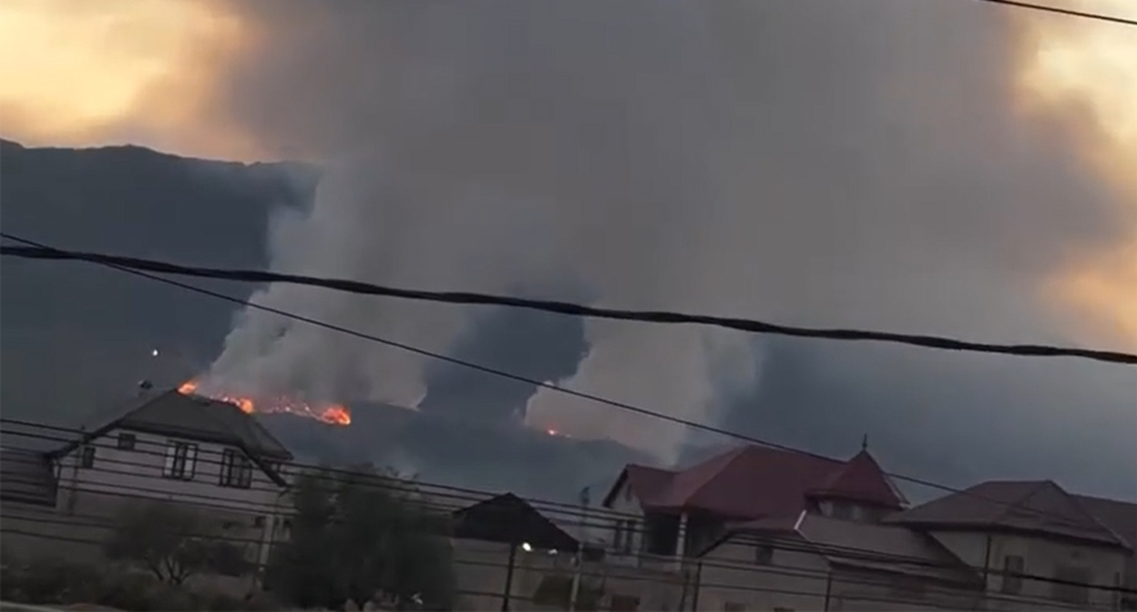 Пожар на свалке под Махачкалой. Кадр из видео https://www.instagram.com/p/DeU0NwVx3Pi (деятельность компании Meta (владеет Facebook, Instagram и WhatsApp) запрещена в России) Пожар на свалке под Махачкалой. Кадр из видео https://www.instagram.com/p/DeU0NwVx3Pi (деятельность компании Meta (владеет Facebook, Instagram и WhatsApp) запрещена в России)
