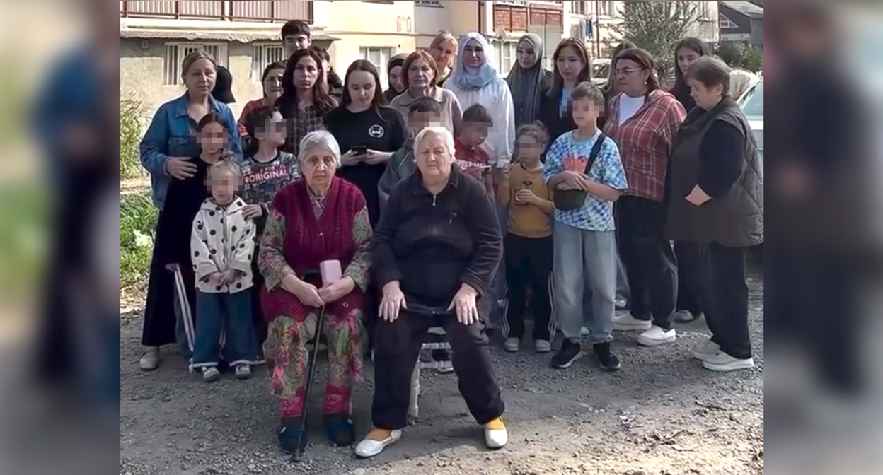 Жильцы доме на улице Калмыкова в Нальчике записывают коллективное видеообращение. Кадр из видео https://www.instagram.com/p/Deqf6ArMxvi (деятельность компании Meta (владеет Facebook, Instagram и WhatsApp) запрещена в России)